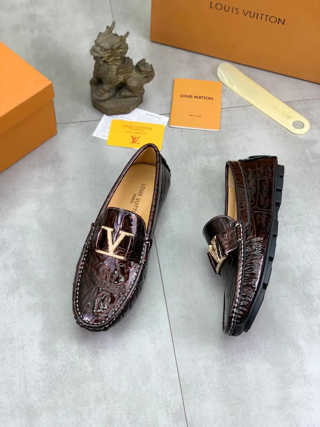 Men's men's shoes 💰P360💰【New style】🆘 🔥🆕【Louis Vuitton】LV Hong Kong high-quality beanie shoes. Loaf style for lazy people. This fabric is made of 🇮🇹 imported Italian first-layer cowhide➕full first-layer pigskin lining. The lining is more high-end. The original non-slip and wear-resistant rubber outsole is the only choice for driving. Size: 38-45. 4️⃣colors available.